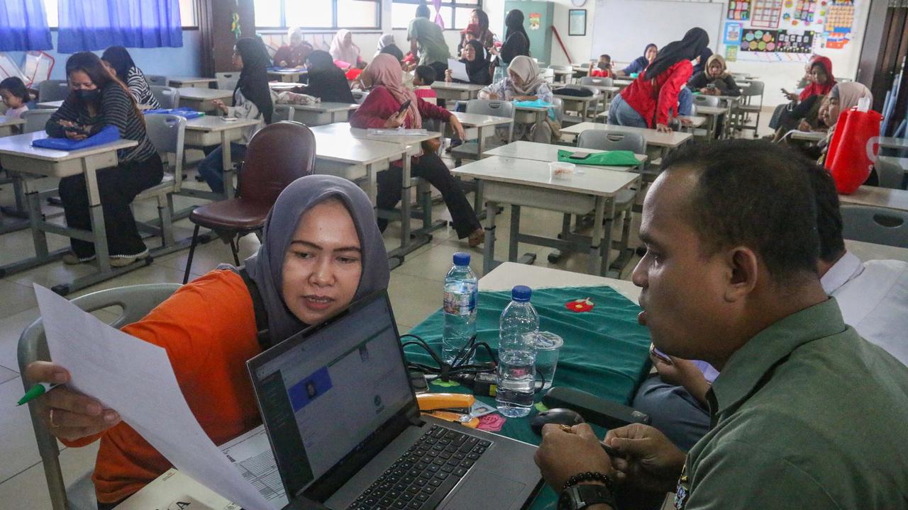 FOTO: Antusias Siswa dan Orang Tua Manfaatkan Layanan Kependudukan di SDN Kebagusam 01