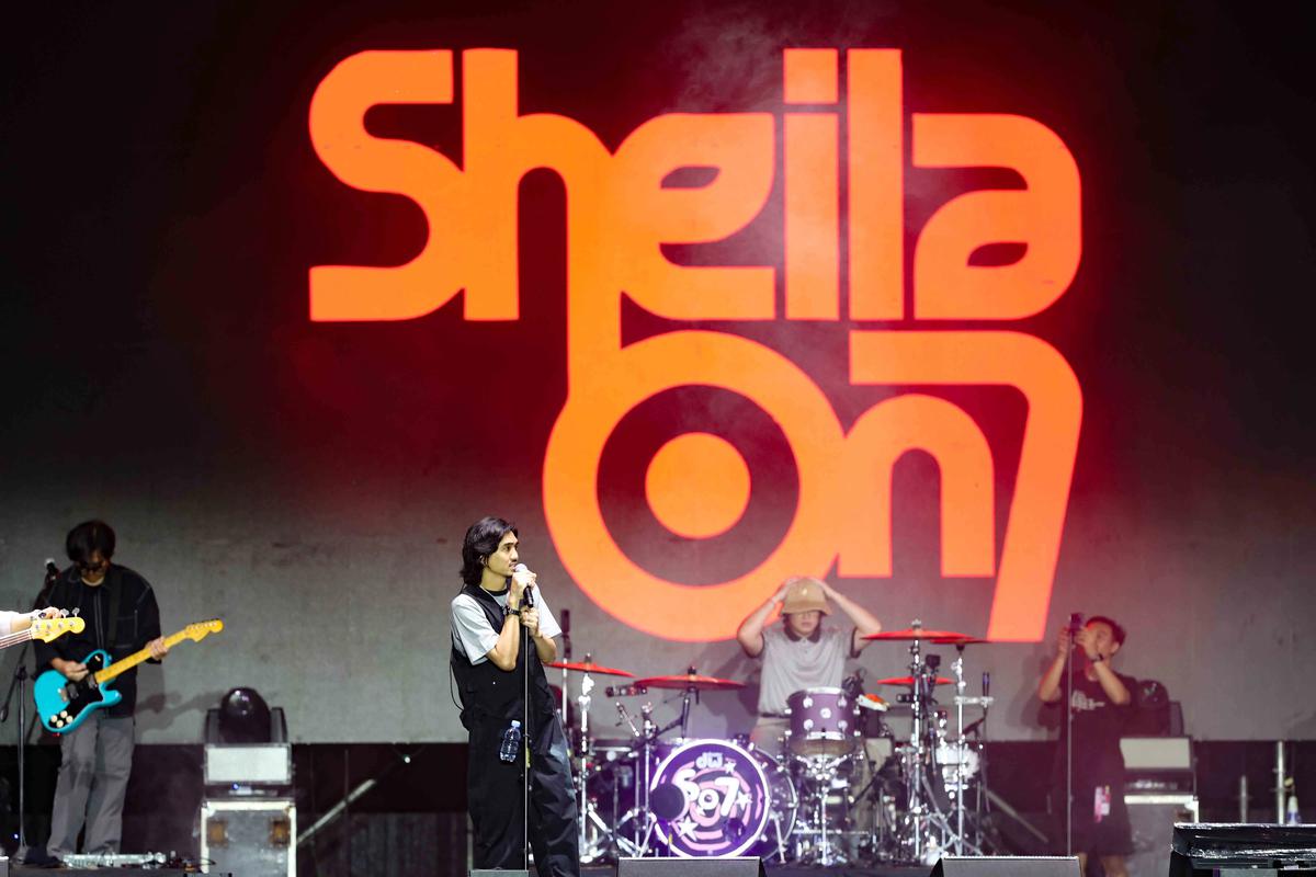 FOTO: Sheila On 7 Satukan Ribuan Penonton dalam Euforia KLBB Festival 2026