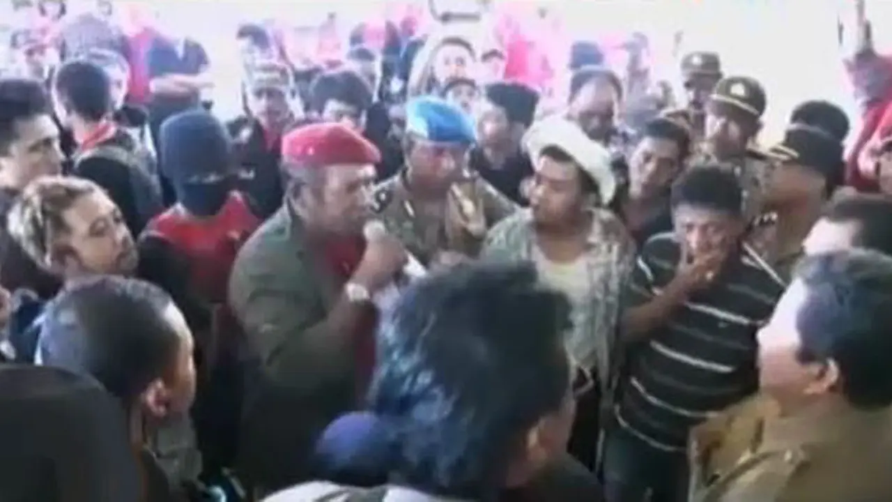 Unjuk Rasa Memprotes Pembekuan PSSI di Makassar Berlangsung Ricuh