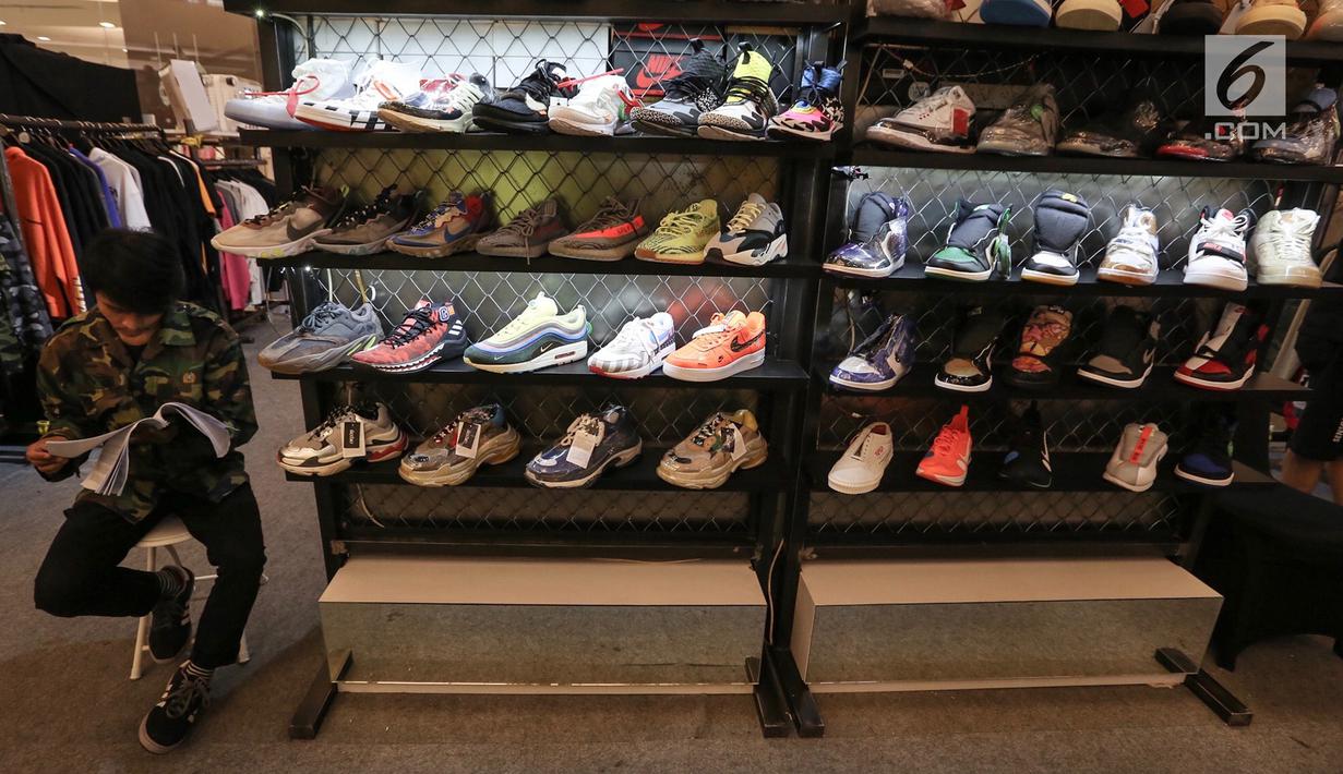 Penjual berjaga di stand sepatu sneaker pada bazar Sneakerpeak Kemang Quatro di Lippo Mall Kemang, Jakarta, Rabu (20/11). (Liputan6.com/Fery Pradolo)