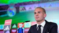 Franco Mastantuono&nbsp;resmi diperkenalkan sebagai pemain Real Madrid, Kamis (14/8/2025). (AP Photo/Manu Fernandez)