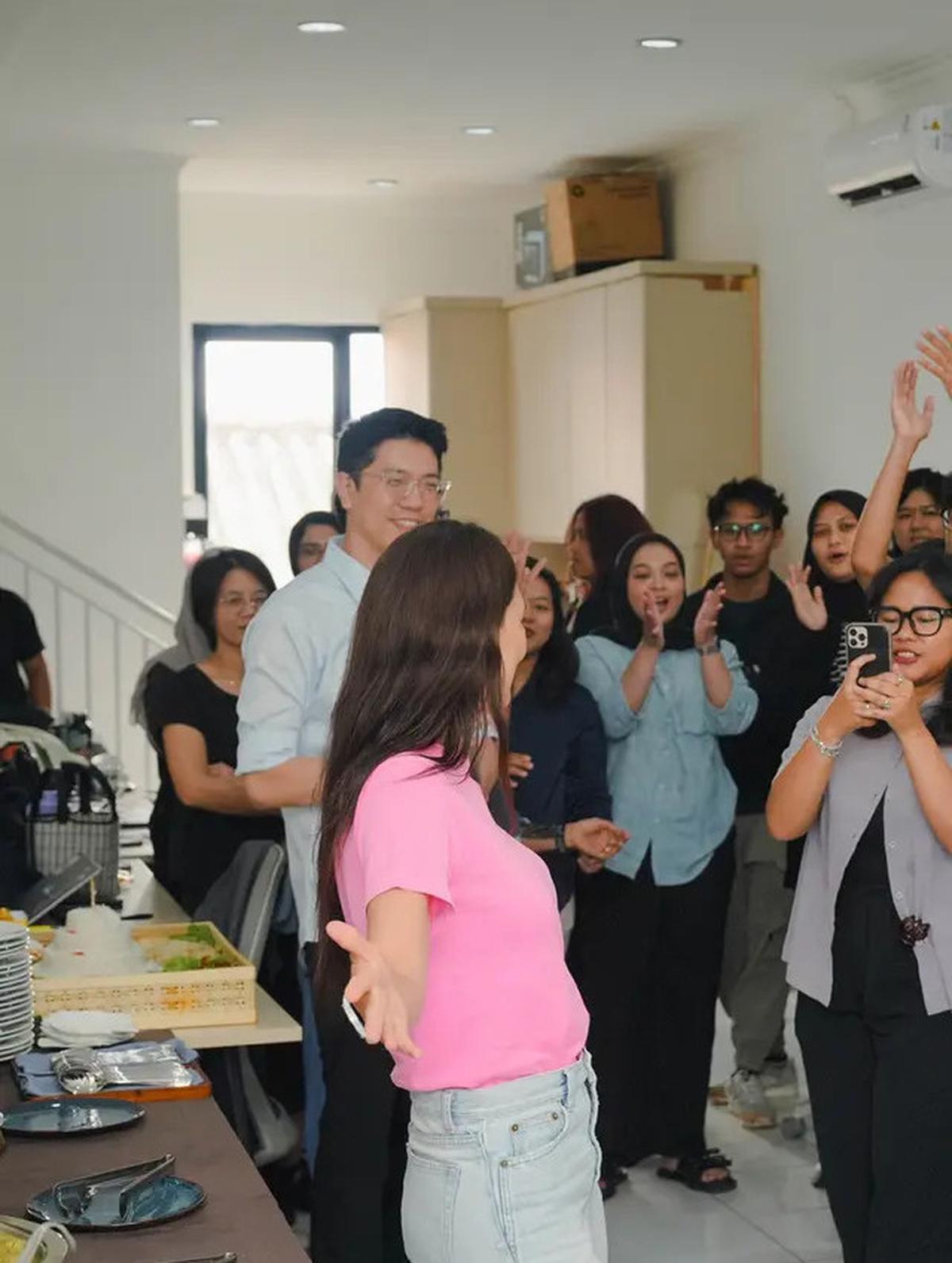 Potret Kantor Baru Luna Maya yang Jadi Sorotan, Begini Momen Seru Perayaannya Bersama Tim