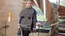 <p>Cape Dior menjadi fashion statement pada tampilannya. Ia memadukan dengan warna biru elektrik untuk kesan kontras yang menjanjikan. [Foto: Instagram/ azrinazmazharhakim]</p>