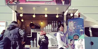 Sahabat sejati akan rela melakukan dan memberikan apapun untuk seorang sahabatnya. Termasuk Tae Yeon SNSD yang mengirimkan Mobil Minuman ke lokasi syuting sahabatnya, Heechul Super Junior. (Instagram/hxxnim)