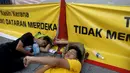Kelompok aliansi pro-reformasi tidur di dekat spanduk saat aksi gerakan Bersih 4.0 di ibukota Malaysia, Kuala Lumpur, Minggu (30/8/2015). Aksi tersebut menuntut pengunduran diri PM Malaysia Najib Razak terkait tuduhan korupsi. (REUTERS/Edgar Su)