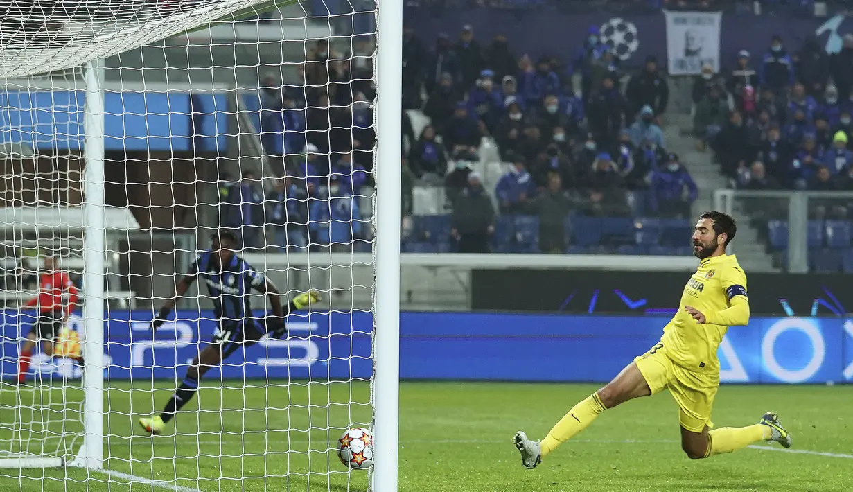 Penyerang Atalanta, Duvan Zapata (kiri) saat mencetak gol ke gawang Villarreal dalam pertandingan Grup F Liga Champions di Bergamo, Italia, Jumat (1/12/2021). Hasil ini membuat Villarreal berhasil menempat peringkat kedua klasemen Grup F. (Spada/LaPresse via AP)
