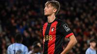 Bek Bournemouth asal Spanyol #02, Dean Huijsen, merayakan gol pertama timnya selama pertandingan Liga Primer Inggris antara Bournemouth dan Tottenham Hotspur di Stadion Vitality di Bournemouth, Inggris selatan pada 05 Desember 2024. (JUSTIN TALLIS /AFP)