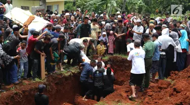 Suasana pemakaman korban kecelakaan Tanjakan Emen di Tempat Pemakaman Umum (TPU) Legoso, Tangerang Selatan, Banten, Minggu (11/2). Pemakaman dilakukan secara massal. (Liputan6.com/JohanTallo)