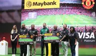 Legenda Manchester United, Ryan Giggs (tengah) berpose saat peluncuran kartu kredit Maybank yang berkolaborasi dengan Manchester United di Jakarta Convention Center (JCC), Senayan, Jakarta, Sabtu (18/5/2024). (Bola.com/M Iqbal Ichsan)