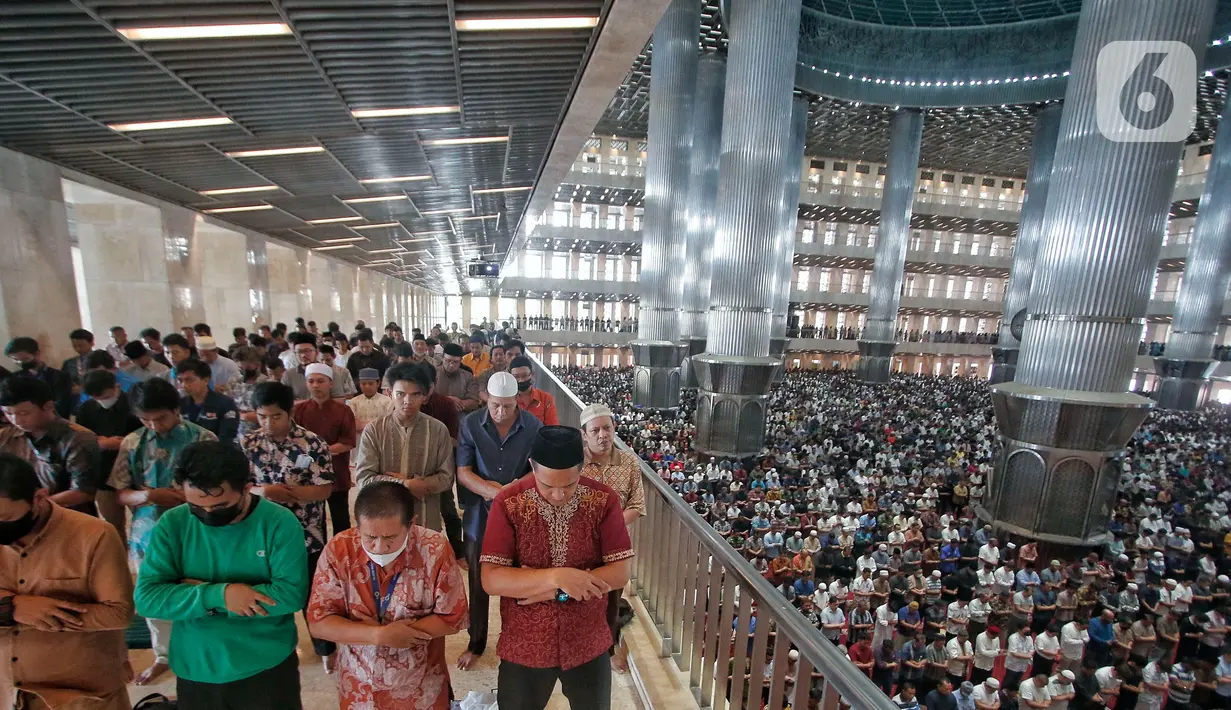 Sholat Jumat berjamaah ini meniadakan aturan jaga jarak dalam shaf sholat. (Liputan6.com/Angga Yuniar)