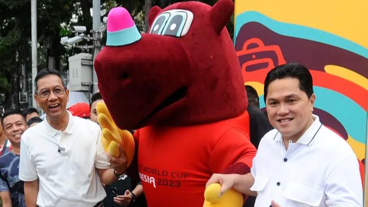 Bacuya, maskot Piala Dunia U-17 juga ikut melayani foto bersama masyarakat.