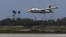 Griffon Aerospace Outlaw G2 diterbangkan pada uji coba demonstrasi 'Black Dart' di Naval Base Ventura County Sea Range, California, Jumat (31/7/2015). Demonstrasi tersebut untuk menguji coba 55 pesawat tanpa awak atau drone. (REUTERS/Patrick T. Fallon)