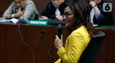 Bupati Minahasa Selatan Christiany Eugenia Paruntu saat menjadi saksi pada sidang lanjutan dugaan suap/gratifikasi terkait kerjasama jasa pelayaran dengan terdakwa Bowo Sidik Pangarso di Pengadilan Tipikor, Jakarta, Rabu (2/10/2019). Sidang beragendakan keterangan saksi.(Liputan6.com/Helmi Fithrians