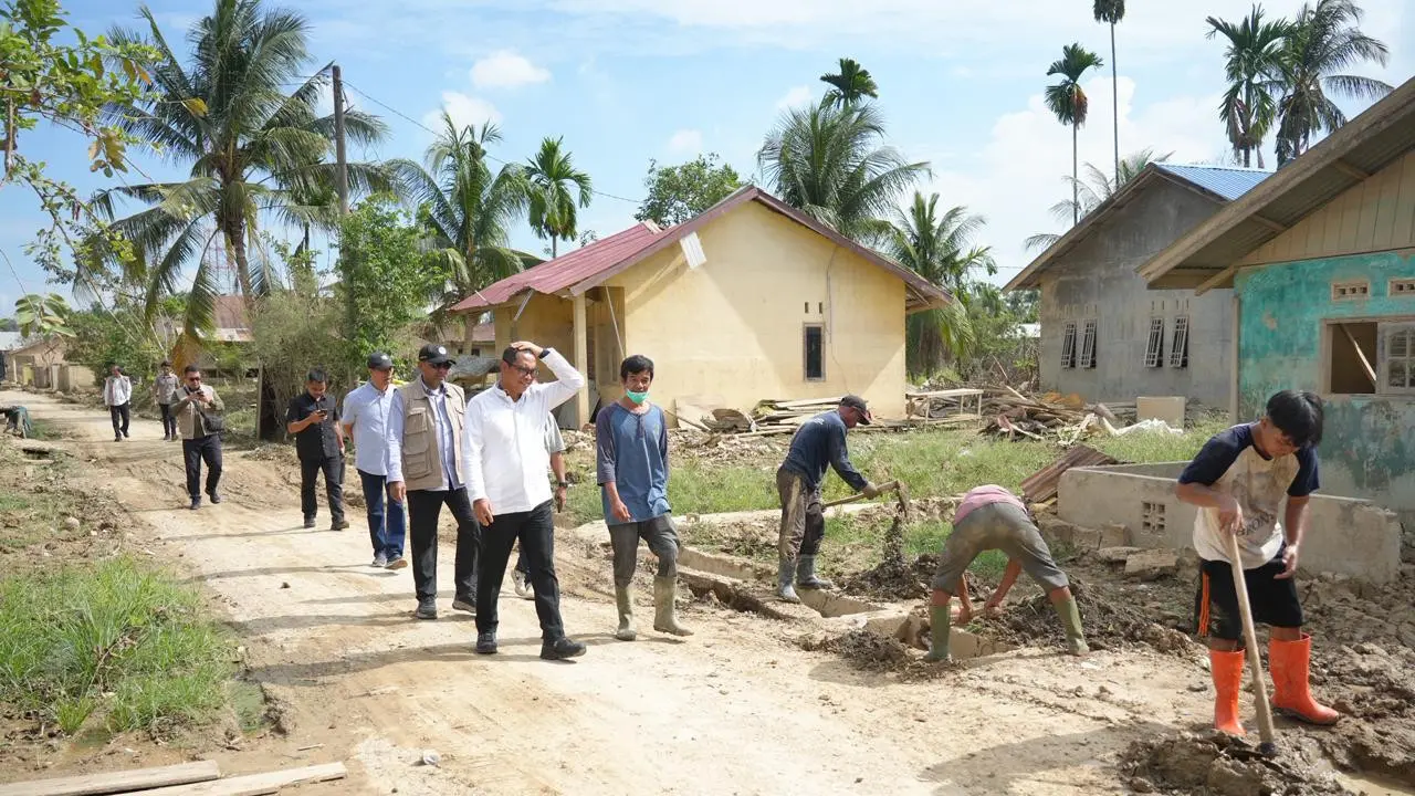 Sekretaris Badan Nasional Pengelola Perbatasan (BNPP) RI, Komjen Pol. Makhruzi Rahman melakukan peninjauan ke wilayah terdampak banjir bandang di Kampung Landuh, Kabupaten Aceh Tamiang, Minggu 15 Maret 2026 (Istimewa)