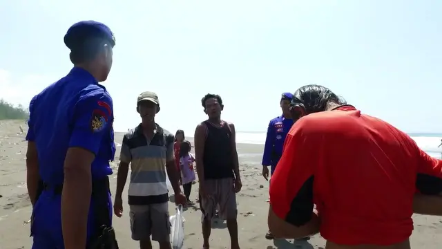 Tim Gabungan Siaga Gelombang Tinggi Laut Selatan Kebumen berpatroli di Pantai Petanahan. (Foto: Liputan6.com/Polres Kebumen/Muhamad Ridlo)