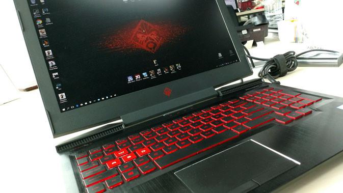 Penampakan HP Omen 15. (Liputan6.com/ Yuslianson)