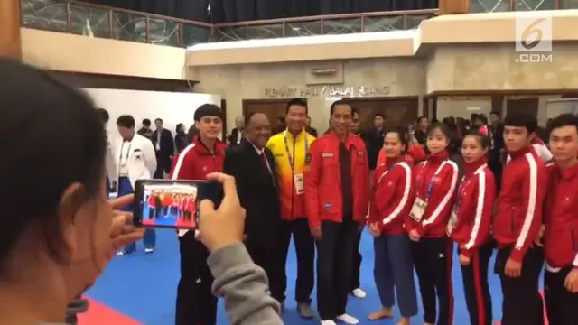 VIDEO: Atlet Asian Games Berebut Selfie dengan Jokowi