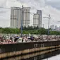 Tumpukan sampah sisa banjir yang dikumpulkan dari sepanjang Kali Cengkareng, Jakarta Barat, Kamis (9/1/2020). Sampah sisa banjir tersebut selanjutnya akan dibawa menggunakan truk pengangkut ke TPA Bantar Gebang. (Liputan6.com/Johan Tallo)