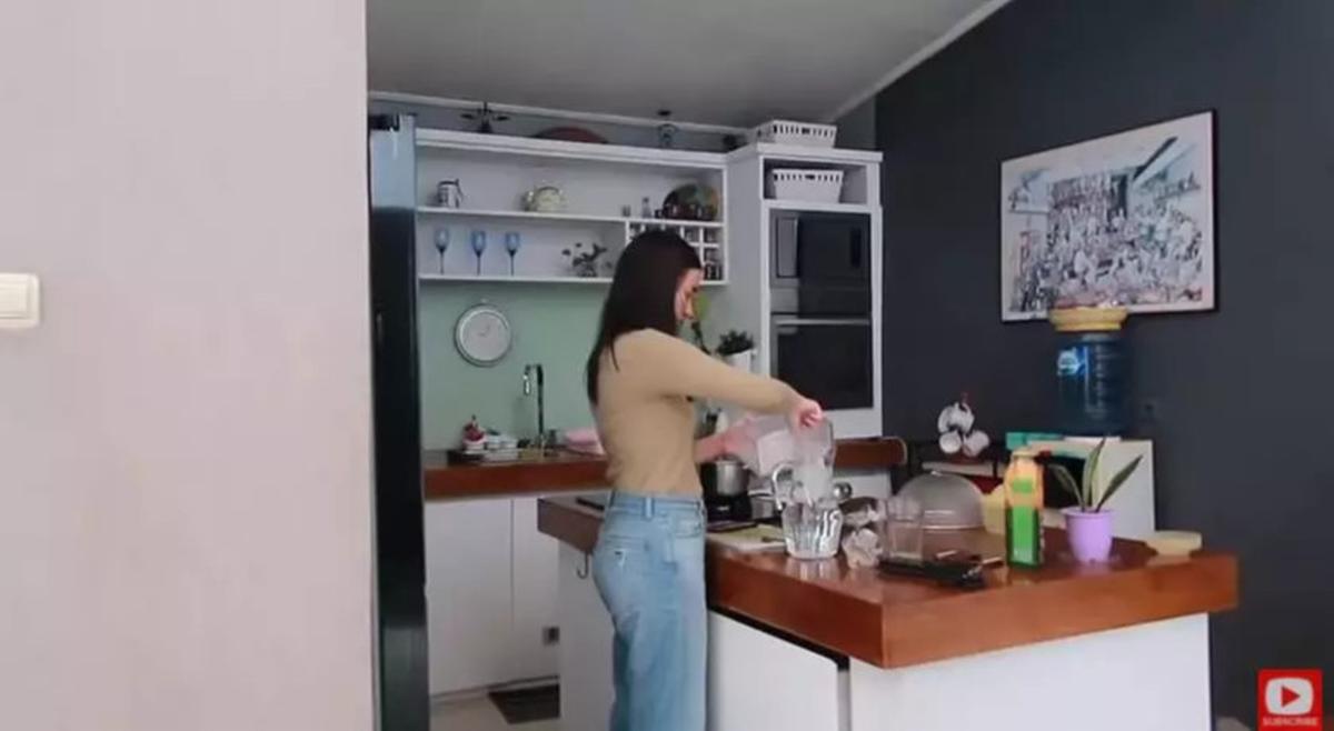 5 Potret Dapur Mungil Bryan Domani, Homey Bernuansa Putih & Kayu - Mawar de Jongh Pernah Diajak Masak di Sana