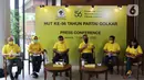 Menteri Perindustrian sekaligus Ketua Penyelenggara HUT Partai Golkar Agus Gumiwang Kartasasmita (ketiga kanan) bersama Sekjen Partai Golkar Lodewijk Freidrich Paulus serta panitia dan kader memberi keterangan terkait HUT ke-56 Partai Golkar di Jakarta, Sabtu (17/10/2020). (Liputan6.com/Johan Tallo)