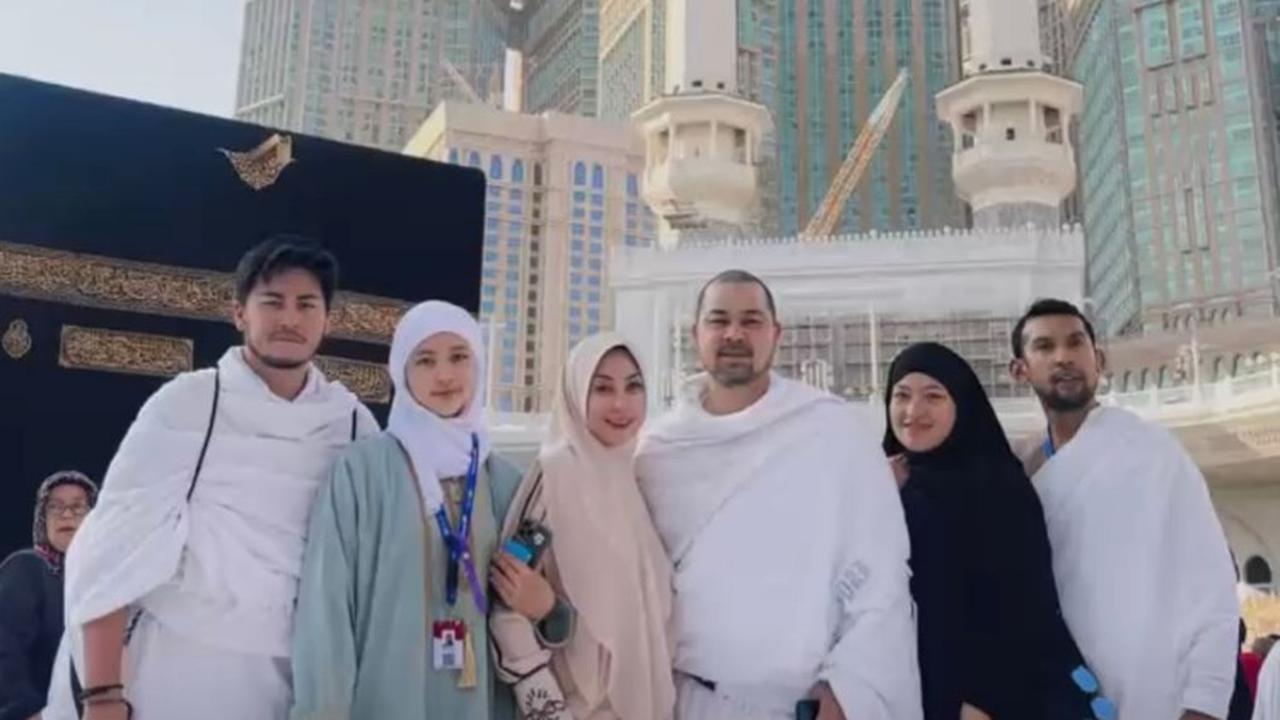 Momen Annisa Trihapsari Umrah Bareng Anak dan Menantu
