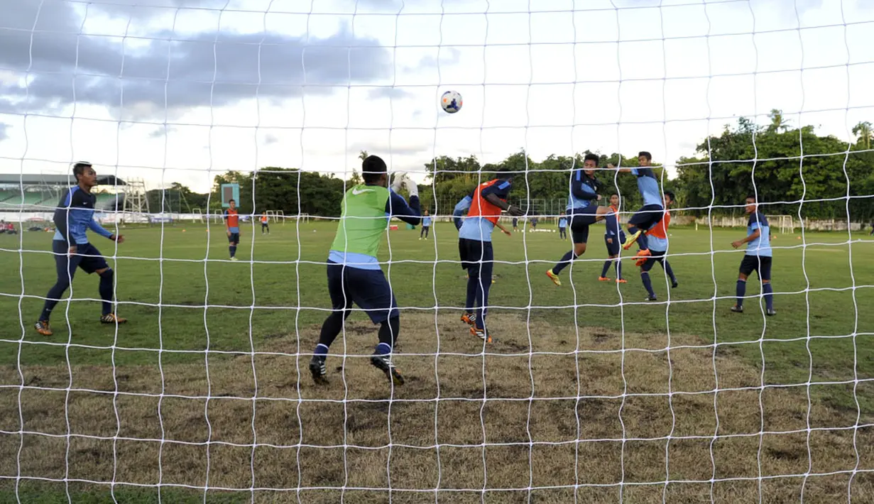 Pesepakbola timnas U-19 Indonesia melakukan latihan jelang pertandingan kedua Grup B turnamen Piala Asia U-19 di Stadion Yangon United, Yangon, Myanmar, Jumat (10/10). (ANTARA FOTO/Andika Wahyu)