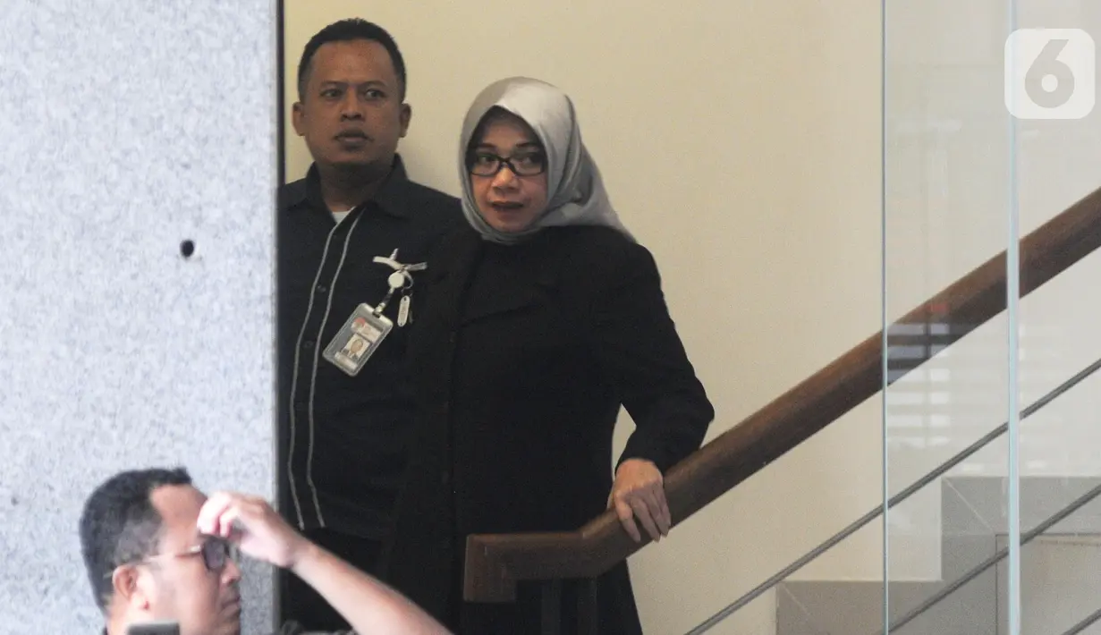 Mantan Wakil Ketua Komisi VII DPR RI Eni Maulani Saragih (kanan) usai menjalani pemeriksaan di Gedung KPK, Jakarta, Kamis (10/10/2019). Eni diperiksa sebagai saksi untuk tersangka Samin Tan terkait kasus dugaan suap terminasi kontrak PKP2B di Kementerian ESDM. (merdeka.com/Dwi Narwoko)