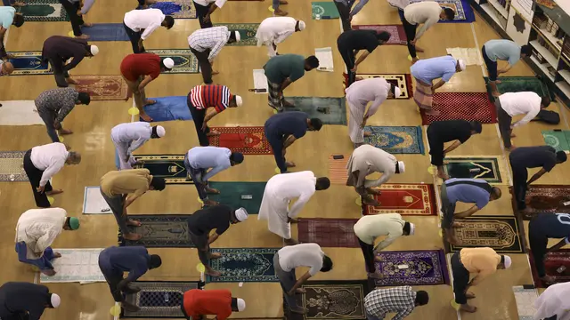 Warga Dubai Sholat Tahajud di Malam Lailatul Qadar