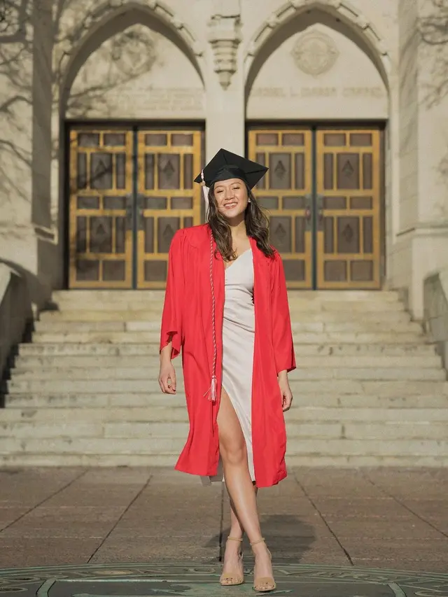 Potret Mayzura Munaf Adik Sherina Lulus dari Boston University. (Sumber: Instagram/mayzurstla)