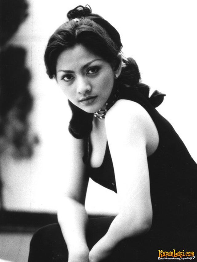 Genap Berusia 50 Tahun, Ini 7 Potret Cut Keke saat Jadi Model Majalah