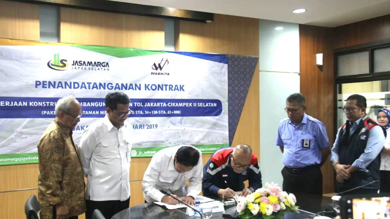 PT Waskita Karya (Persero) Tbk menandatangani kontrak Proyek Pembangunan Jalan Tol Jakarta – Cikampek II Selatan Paket III. Liputan6.com/Ilyas Istianur P