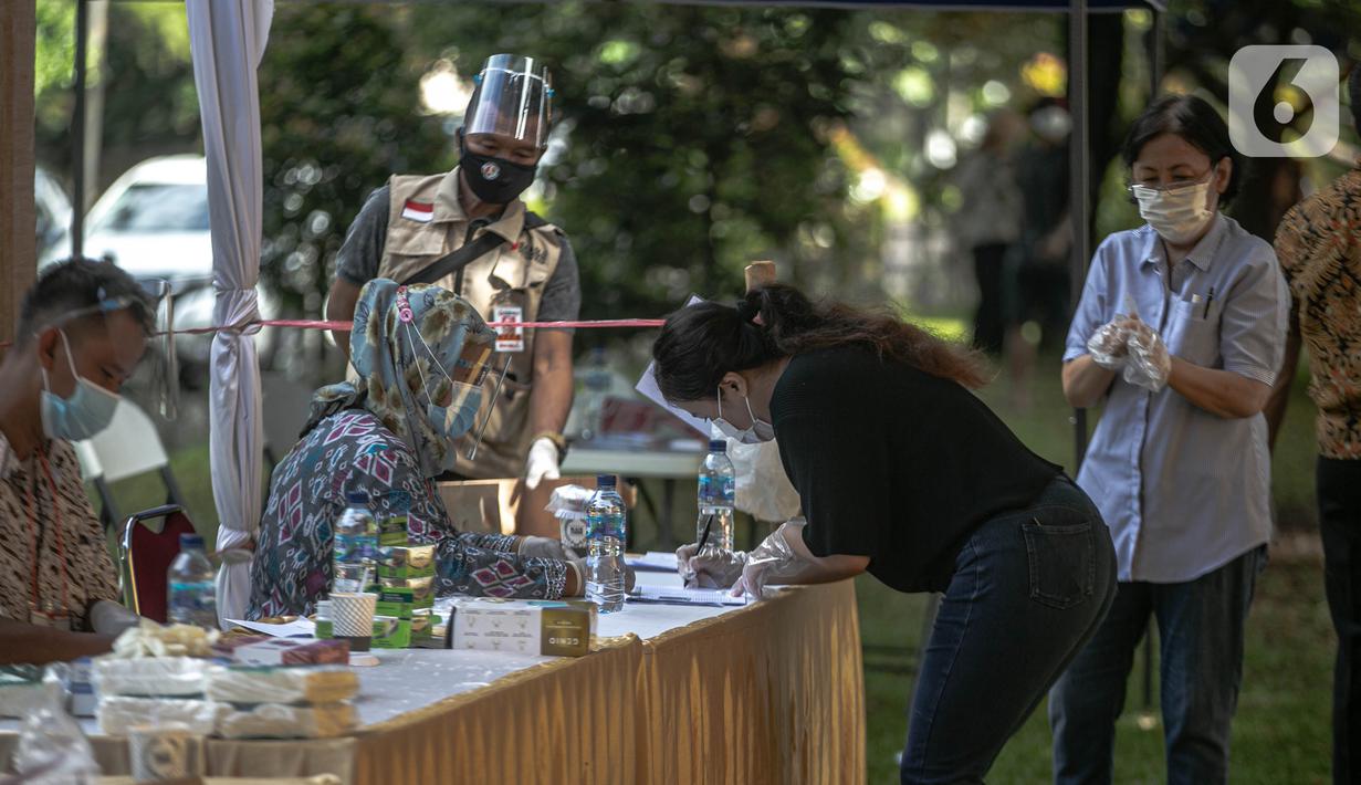 Warga bersiap memberikan hak suaranya di Tempat Pemungutan Suara (TPS) 69 Pisangan, Ciputat, Tangerang Selatan, Rabu (9/12/2020). Protokol kesehatan dipraktikkan cukup ketat di TPS di Pilkada Tangerang Selatan (Tangsel) untuk menghindari penularan COVID-19 (Liputan6.com/Faizal Fanani)
