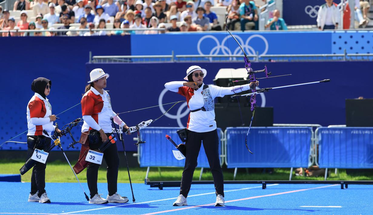<p>Atlet panahan putri Indonesia, Diananda Choirunisa (kanan) membidik sasaran pada laga perempatfinal panahan beregu putri Olimpiade Paris 2024 menghadapi China di Invalides Arena, Paris, Minggu (28/7/2024). Indonesia kalah 1-5 dari China. (Dok. NOC Indonesia/Naif Muhammad Al'as)</p>