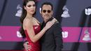 Marc Anthony bersama tunangannya model Paraguay Nadia Ferreira berpose saat tiba menghadiri penghargaan Grammy Latin ke-23 di Michelob Ultra Arena Mandalay Bay di Las Vegas, Nevada, pada 17 November 2022. Pria berusia 54 tahun itu tidak bisa melepaskan tangannya dari wanita cantik berambut cokelat berusia 23 tahun itu di acara tersebut. (AP Photo/John Locher)