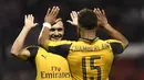 Pemain Arsenal,  Alex Oxlade-Chamberlain merayakan gol bersama rekannya Lucas Perez saat melawan Nottingham Forest pada putaran ketiga Piala Liga Inggris di Stadion The City Ground, Rabu (21/9/2016) dini hari WIB. (Action Images via Reuters/Tony O'Brien)