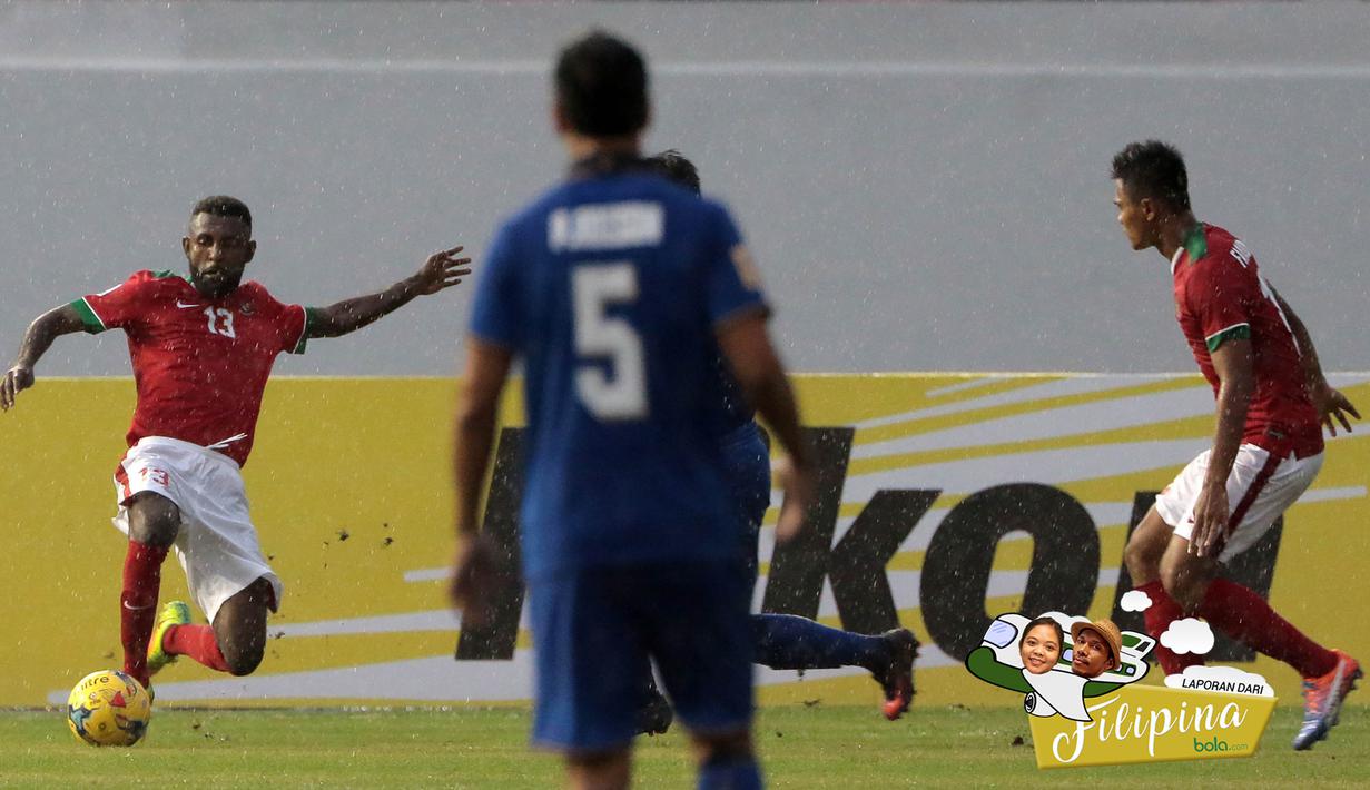 Bek Timnas Indonesia, Yanto Basna, berusaha membuang bola dari jangkauan pemain Thailand pada laga Piala AFF 2016 di Philippine Sports Stadium, Filipina, Sabtu (19/11/2016). Hingga babak pertama usai Indonesia masih tertinggal 0-2. (Bola.com/Nicklas Hanoa