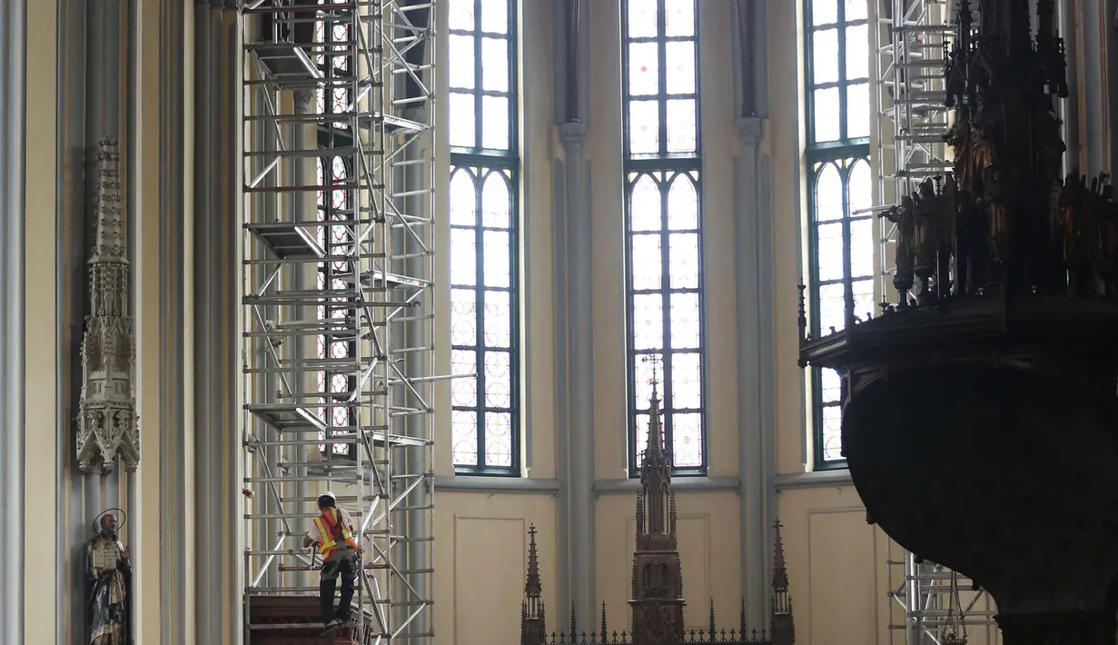 Sejumlah pekerja membersihkan kaca di Gereja Katedral, Jakarta, Senin (12/12). Sejumlah persiapan dilakukan oleh pihak gereja untuk menyambut perayaan Natal. (Liputan6.com/Johan Tallo)