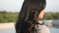 9 Model Rambut Wanita Panjang Layer Cut, Tampil Memukau di 2026