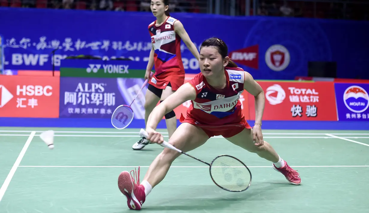 Ayaka Takahashi (depan) memutuskan pensiun pada umur 31 tahun dengan alasan kemampuan fisiknya yang sudah menurun. Dirinya merupakan peraih medali emas Olimpiade Rio 2016 di kelas ganda putri bersama Misaki Matsutomo. (Foto: AFP/Wang Zhao)