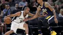  Pemain Utah Jazz, George Hill (kanan), berusaha menghadang pemain San Antonio Spurs, Tony Parker, dalam laga NBA di San Antonio, (1/11/2016). Utah Jazz menang 106-91. (AP Photo/Eric Gay)