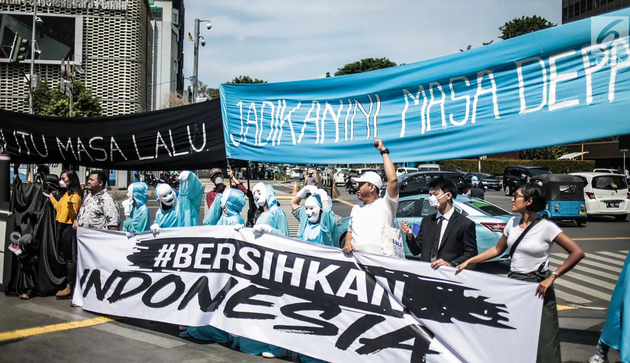 Sejumlah massa aksi yang tergabung dalam gerakan masyarakat non partisan #BersihkanIndonesia gelar aksi teatrikal di lintasan penyeberangan orang atau Pelican crossing di Jakarta, Kamis (20/12). (Liputan6.com/Faizal Fanani)