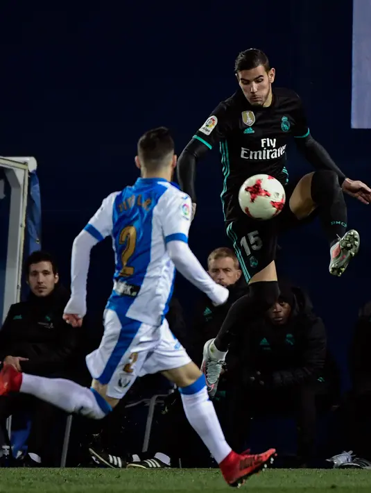 Bek Real Madrid, Theo Hernandez berusaha mengontrol bola saat bertanding melawan Leganes pada leg pertama perempat final Copa del Rey di Estadio Municipal de Butarque (18/1). Madrid menang tipis 1-0 atas Leganes. (AFP Photo/Oscar Del Pozo)