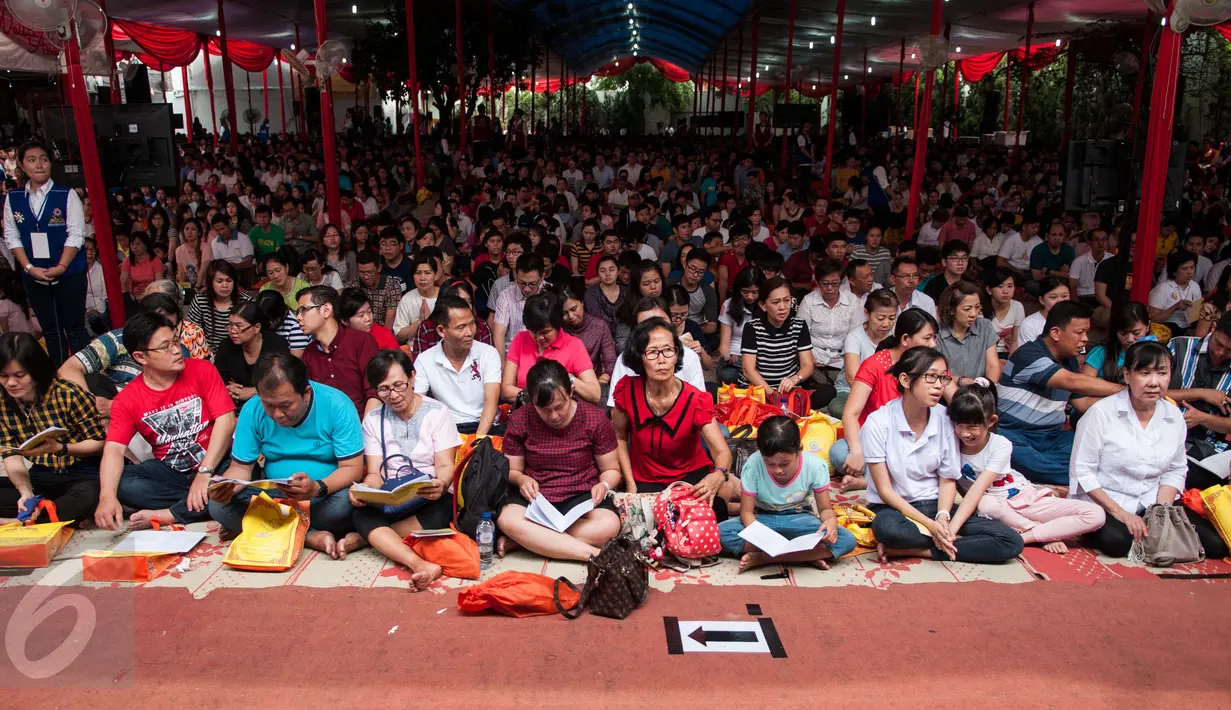 Umat Buddha Jakarta memperingati Hari Trisuci Waisak 2561 BE / 2017 dengan tema 'Memahami Kebhinnekaan Dalam Kebersamaan' di Wihara Ekayana Arama-Indonesia Buddhist Center, Tanjung Duren, Jakarta, Kamis (11/5). (Liputan6.com/Gempur M Surya)