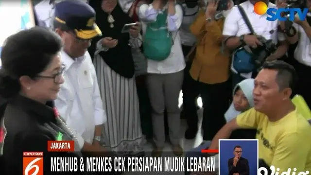 Menhub tak sendirian, Menteri Kesehatan Nila Moeloek juga ikut mendampingi memasuki areal Stasiun Gambir.