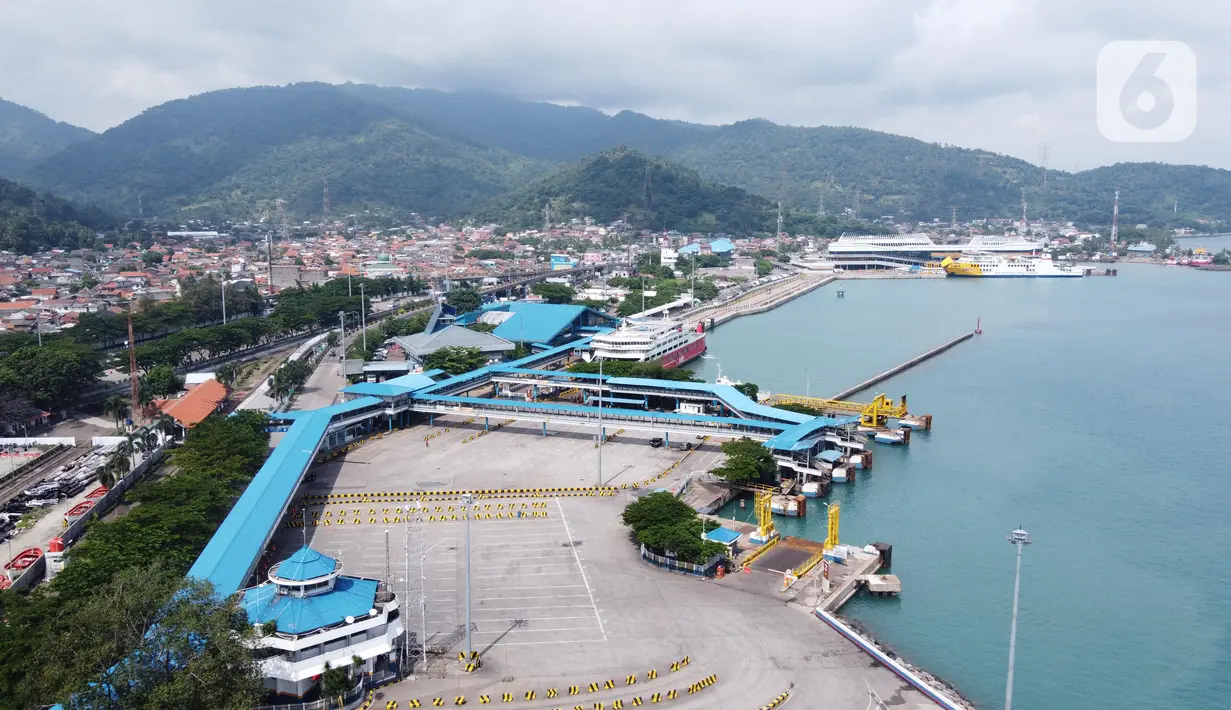 Suasana Pelabuhan Merak yang sepi aktivitas di Banten, Senin (18/5/2020). Akibat larangan mudik dan pemberlakuan PSBB (Pembatasan Sosial Berskala Besar) aktivitas di Pelabuhan Merak makin sepi dan hanya melayani penyeberangan truk pengangkut barang kebutuhan pokok. (Liputan6.com/Angga Yuniar)