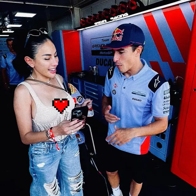 Nikita Mirzani dan Marc Marquez