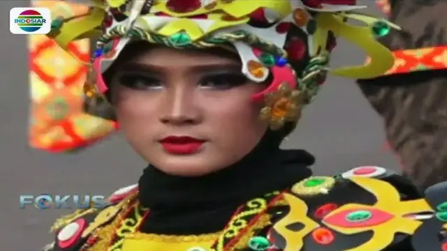 Puluhan model memamerkan beragam jenis pakaian adat Tanah Air dalam Jember Fashion Carnaval 2017.
