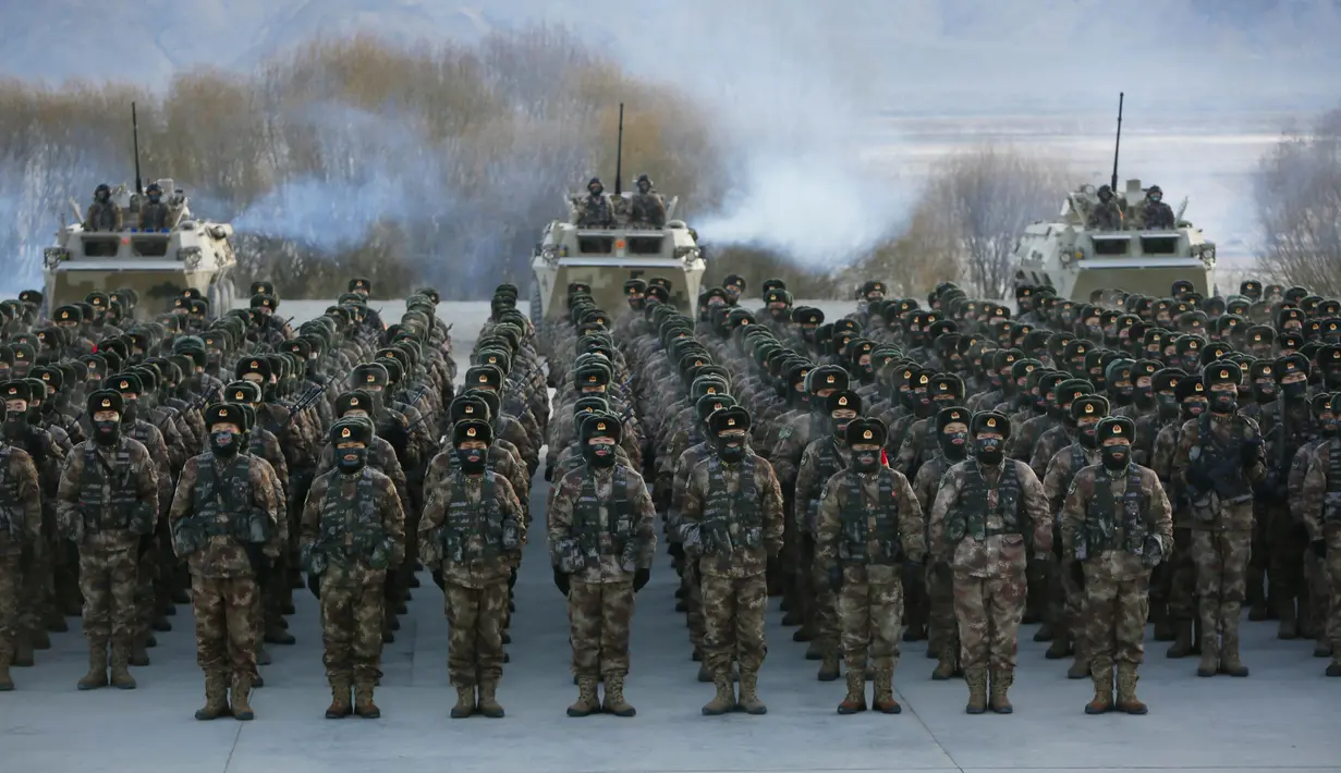 Barisan prajurit Tentara Pembebasan Rakyat (PLA) yang dikerahkan dalam latihan militer di Pegunungan Pamir, Kashgar, wilayah Xinjiang, barat laut China (4/1/2021). (AFP/STR)