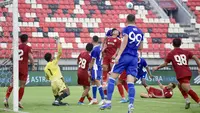 Pemain Persib Bandung berusaha mengancam gawang Persija Jakarta dalam laga semifinal Piala Presiden 2026 di Stadion Kapten I Wayan Dipta, Gianyar, Bali, Selasa (4/8/2026). Kiper Persija, Muhamad Aqil Savik, sigap mengantisipasi ancaman para pemain Maung Bandung pada pertandingan yang berlangsung sengit. Persib akhirnya meraih kemenangan 2-1 untuk memastikan tiket ke partai final Piala Presiden 2026. (Bola.com/Alit Binawan)