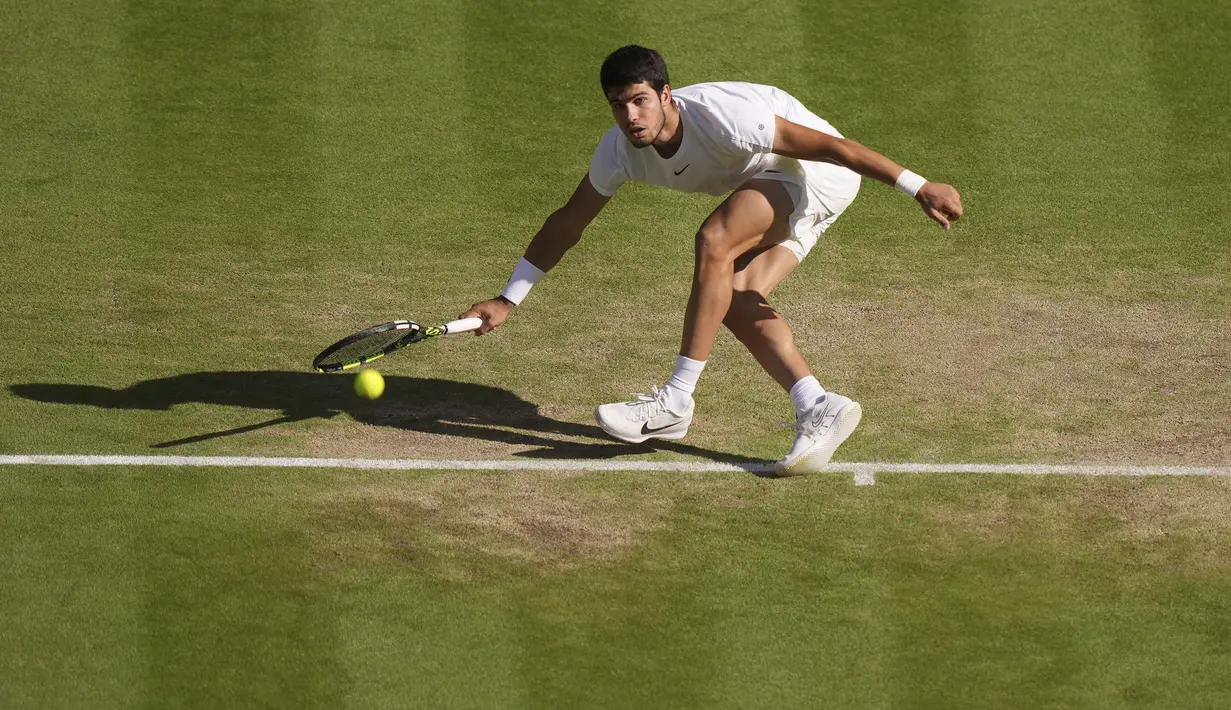 Carlos Alcaraz mengalahkan sesama petenis muda dan teman masa kecilnya, Holger Rune, untuk mencapai semifinal Wimbledon untuk pertama kalinya. (AP Photo/Alberto Pezzali)